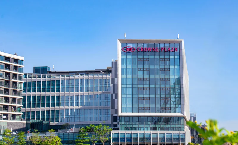 深圳國際會展中心皇冠假日酒店住宿套餐【暢享兒童樂園+無邊泳池】