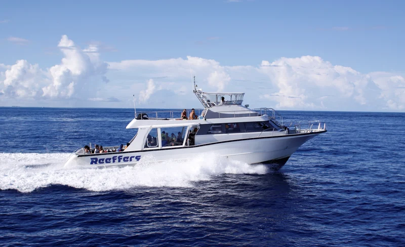 沖繩私人遊艇租賃（Cerulean Blue提供）