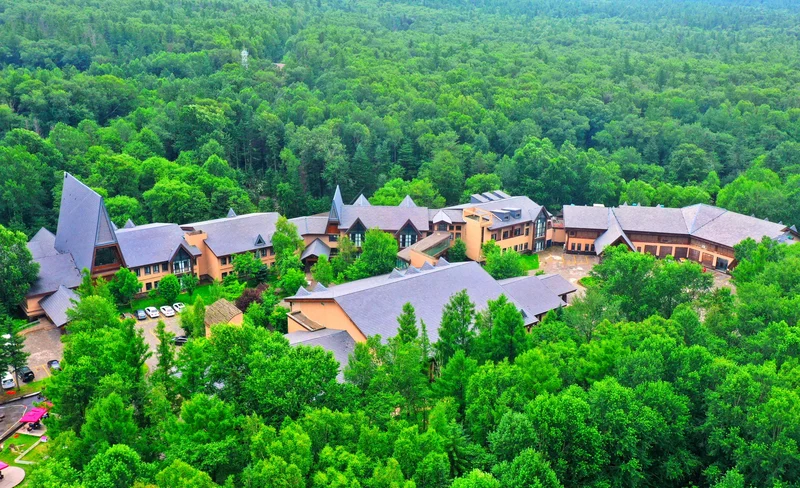 【滑雪勝地】長白山藍景國際生態交流中心度假村住宿套餐（滑雪+溫泉+早餐+接送）