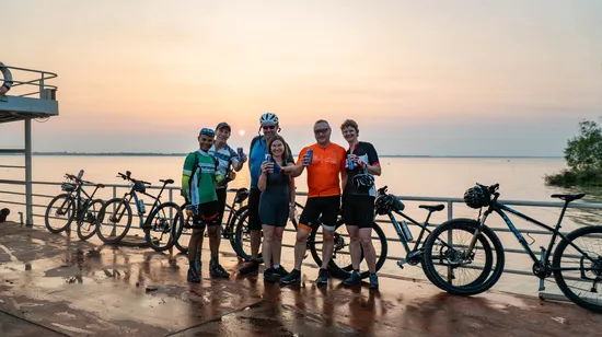 金邊絲綢島日落自行車之旅