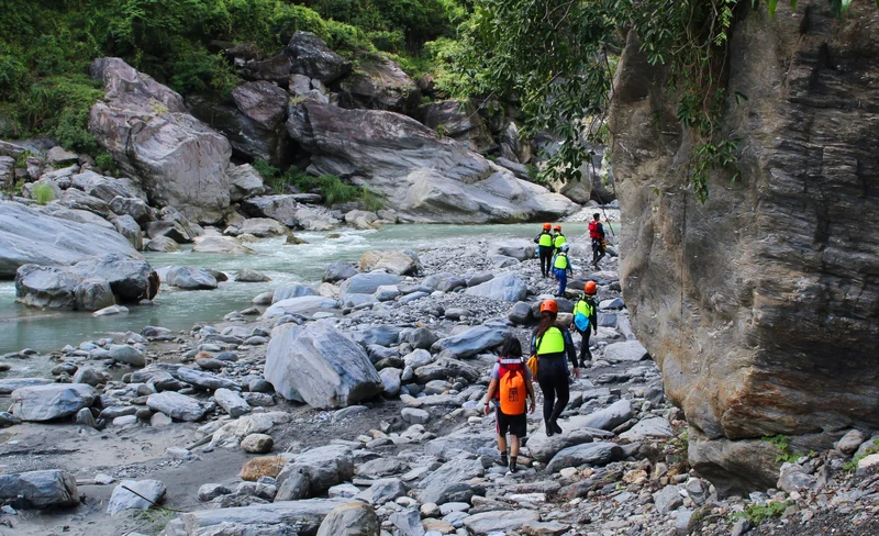 花蓮: 萬榮野溪溫泉溯溪 - 鴛鴦谷溫泉-KLOOK