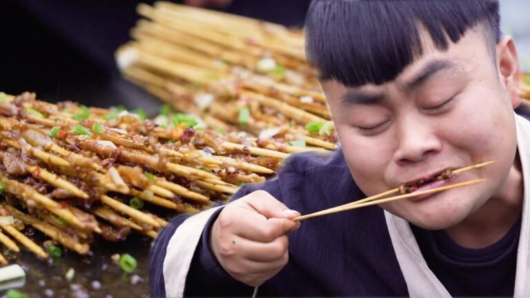 游侠松 | 两小伙户外制作火焰铁板鸭肠 | Two guys cook flame duck sausage teppanyaki hq720