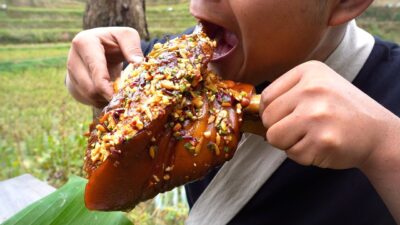 红烧肘子一出锅就被啃光，大口吃肉的感觉真爽！