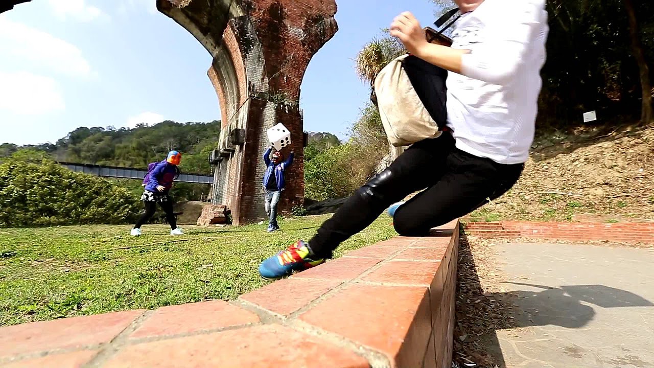 蔡阿嘎摔個狗吃屎。拍片NG 幕後花絮