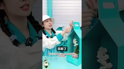 這麼貴的Jellycat毛絨玩具，到底誰在買？ Jellycat快閃掀起搶購熱潮，幾百塊的毛絨玩具何以被年輕人瘋搶，更出圈成為全網頂流？生產過剩的年代，軟萌可愛觸感難忘的它們