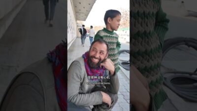 在阿富汗街頭，一個修車的男人收了兩個小男孩當徒弟。他不收錢，每天給他們三頓飯，還分點工錢。不讓他們伸手乞討，只教他們靠雙手生活。#記錄真實生活 #溫情 #治癒系笑容 #生活不會辜負每一個努力的人