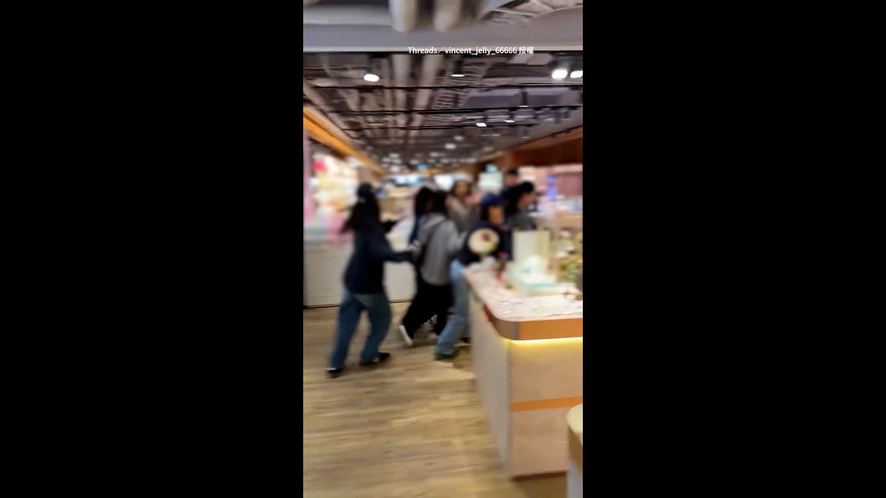 【聚餐一半急撤離】北捷恐攻男持刀亂揮！大批民眾中山站街頭狂奔 #Shorts